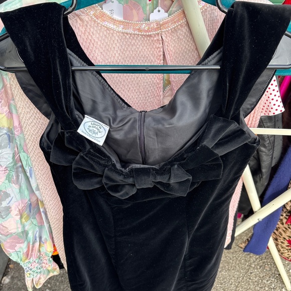 Classic Black Velvet Bow Dress - Picture 3 of 4